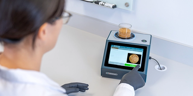 Using the HunterLab ColorFlex L2 for color measurement in a Lab